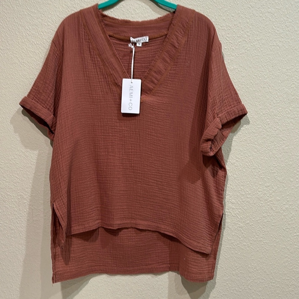 Nwt very light and perfect top. V neck. Hi low. Size M. Boutique. 100% cotton
